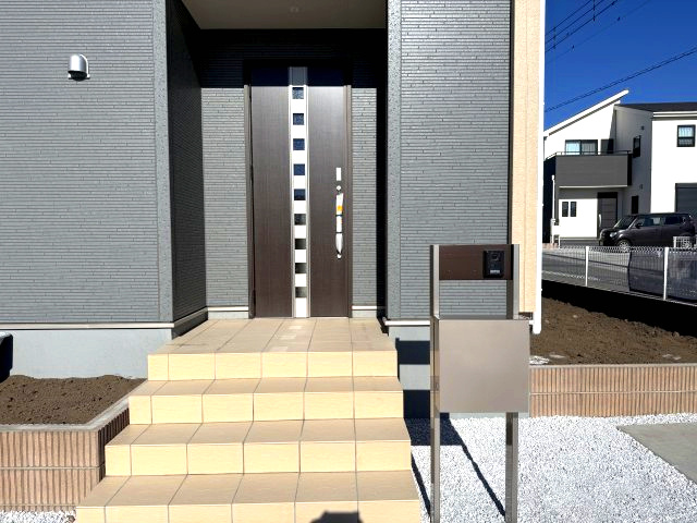 リーブルガーデンＳ第11　前橋市富士見町時沢　４号棟（平屋）の玄関|玄関前もおしゃれです。モニター付きインターホンも標準装備ですよ！