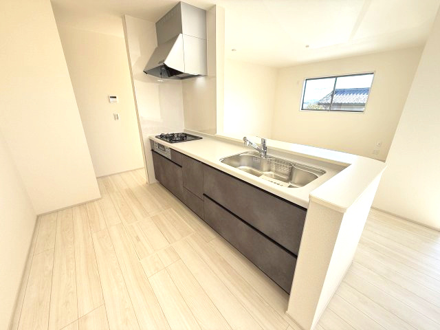 リーブルガーデンＳ第11　前橋市富士見町時沢　４号棟（平屋）のキッチン|人気のカウンターキッチン採用です☆ゴミ出しに便利な勝手口付き！
コンロも３口ご用意しています！調理スペースも広くストレスなくお料理できます。
浄水器つきなので美味しいお水も飲めますよ♪