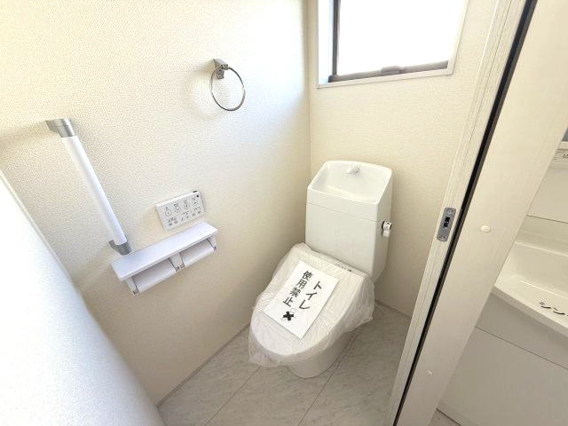 リーブルガーデンＳ第11　前橋市富士見町時沢　４号棟（平屋）のトイレ|トイレ1です。清潔感のある白を基調としています。
温水洗浄・便座暖房機能の付いた快適なトイレです☆