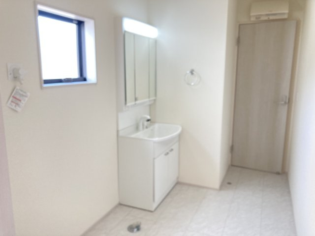 リーブルガーデンＳ第11　前橋市富士見町時沢　４号棟の独立洗面台|シャワー水栓付き洗面台で朝の身支度もバッチリです！
洗面台には収納スペースもあり洗面室もすっきり片付きますよ！