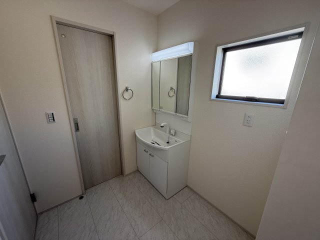 リーブルガーデンＳ第11　前橋市富士見町時沢　４号棟（平屋）の独立洗面台|シャワー水栓付き洗面台で朝の身支度もバッチリです！
洗面台には収納スペースもあり洗面室もすっきり片付きますよ！