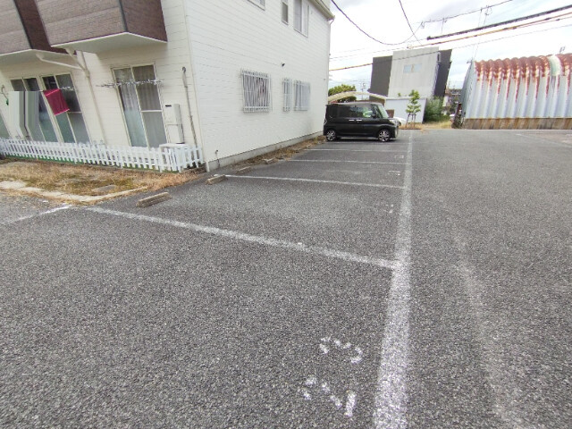 ドエルマルシェＣの駐車場