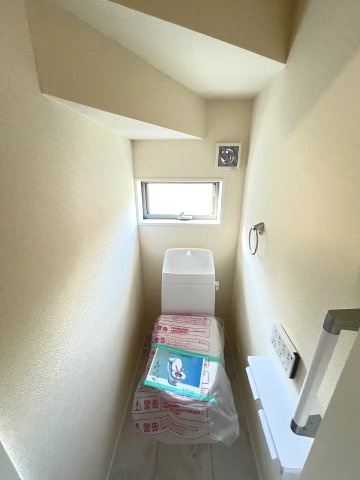 【トイレ】 | 糸島市志摩サンセットロード第1　1号棟（全1棟）【仲介手数料無料・0円】 | 現地写真。1階のトイレです。