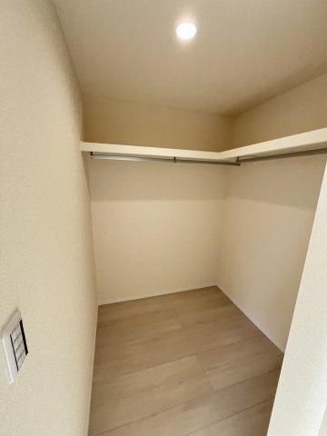 【収納】 | 糸島市志摩サンセットロード第1　1号棟（全1棟）【仲介手数料無料・0円】 | 現地写真。ウォークインクローゼットです。