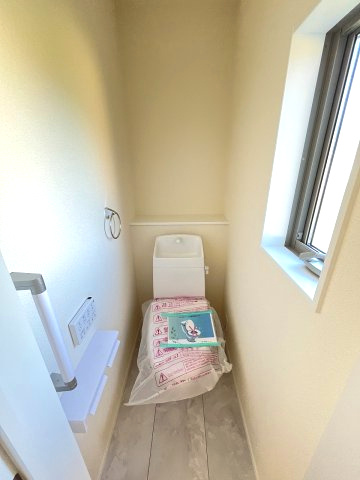 【トイレ】 | 糸島市志摩サンセットロード第1　1号棟（全1棟）【仲介手数料無料・0円】 | 現地写真。2階にもトイレです。
