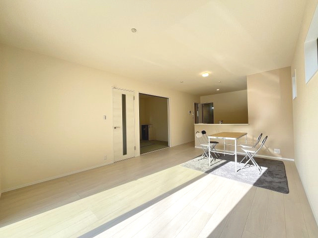 【居間・リビング】 | 糸島市志摩サンセットロード第1　1号棟（全1棟）【仲介手数料無料・0円】 | 現地写真。リビングです。