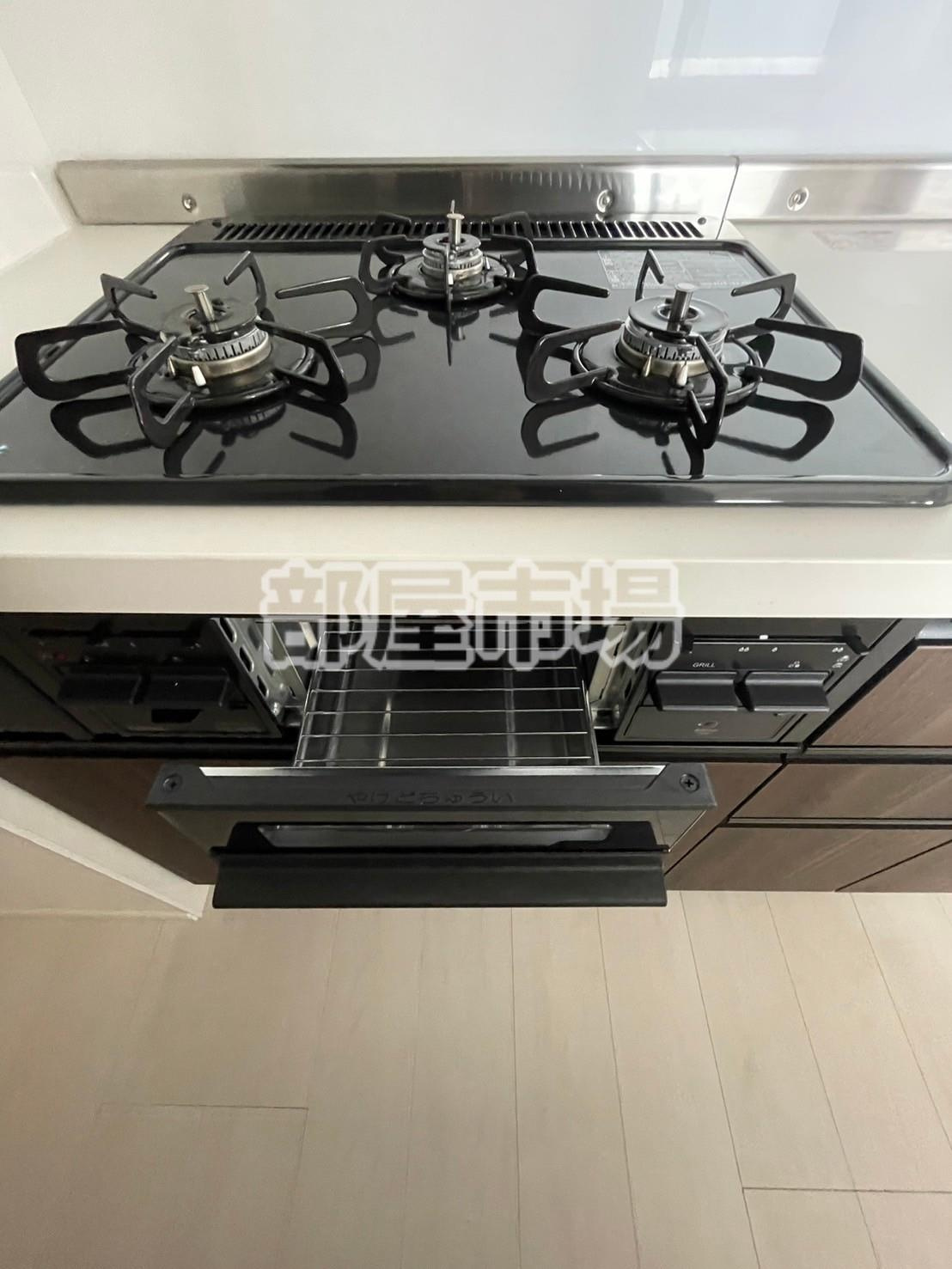 CREAL premier浅草橋のキッチン|グリル付き3口ガスコンロ