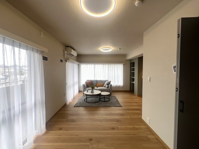 駐車場もバイクも駐輪場も一切無料っす！【アドミール保土ヶ谷公園１番館】フルリノベの居間・リビング