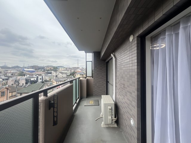 駐車場もバイクも駐輪場も一切無料っす！【アドミール保土ヶ谷公園１番館】フルリノベのバルコニー