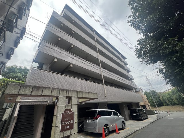 駐車場もバイクも駐輪場も一切無料っす！【アドミール保土ヶ谷公園１番館】フルリノベの外観