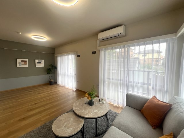 駐車場もバイクも駐輪場も一切無料っす！【アドミール保土ヶ谷公園１番館】フルリノベの居間・リビング