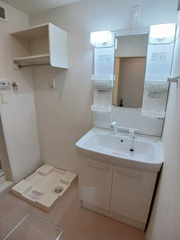 東大阪市吉田３丁目のアパートの洗面所|明るい洗面所です