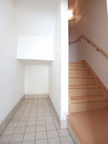 東大阪市菱屋東２丁目のアパートの玄関|シンプルで使いやすい玄関です