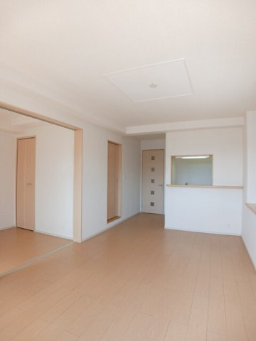 東大阪市菱屋東２丁目のアパートの居間・リビング|こちらのリビングで趣味の時間をお楽しみください