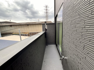 【バルコニー】 | 戸田市笹目五1期　1号棟 | 屋上に広いバルコニー。眺めを楽しみながら食事をしませんか。カフェっぽくして、癒し空間を
つくることもできます。