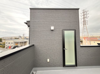 【バルコニー】 | 戸田市笹目五1期　1号棟 | 外からの目が気にならないバルコニーなので、周りを気にせず、自分空間を演出するのはいかがですか。