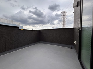 【バルコニー】 | 戸田市笹目五1期　1号棟 | 階段を昇ったら、広い空間が広がって、開放的。