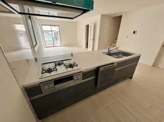 【キッチン】 | 戸田市笹目五1期　1号棟 | 対面式キッチン。ビルトイン食洗機。蛇口一体型浄水器付きなので、食器洗いもらくらく。