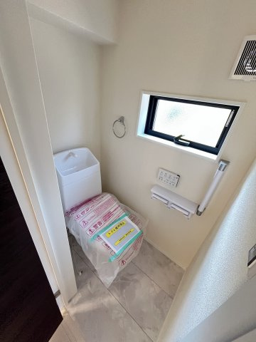 【トイレ】 | 糸島市加布里5丁目第8　1号棟（全2棟）【仲介手数料無料・0円】 | 現地写真。1階のトイレです。