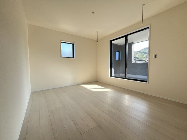 【寝室】 | 糸島市加布里5丁目第8　1号棟（全2棟）【仲介手数料無料・0円】 | 現地写真。2階主寝室です。