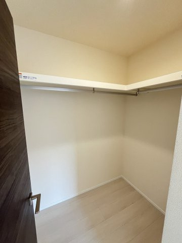 【収納】 | 糸島市加布里5丁目第8　1号棟（全2棟）【仲介手数料無料・0円】 | 現地写真。ウォークインクローゼットです。