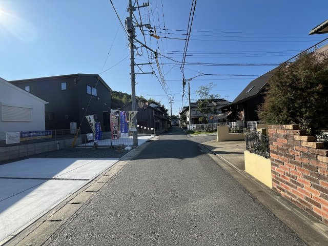 【その他】 | 糸島市加布里5丁目第8　1号棟（全2棟）【仲介手数料無料・0円】 | 現地写真。前面道路です。