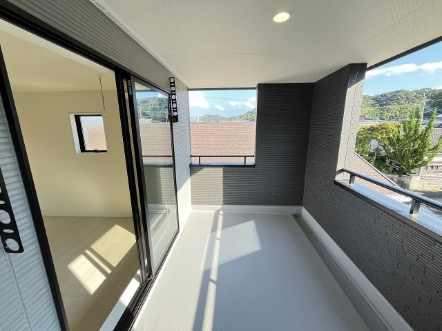 【バルコニー】 | 糸島市加布里5丁目第8　1号棟（全2棟）【仲介手数料無料・0円】 | 現地写真。