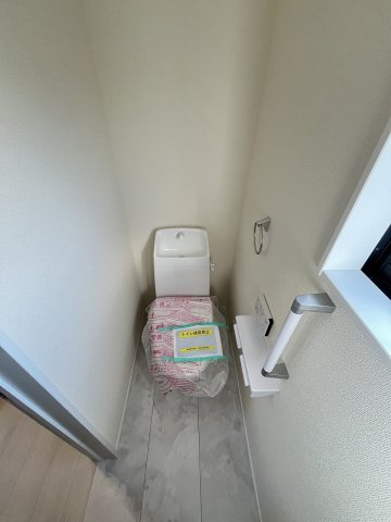 【トイレ】 | 糸島市加布里5丁目第8　1号棟（全2棟）【仲介手数料無料・0円】 | 現地写真。2階にもトイレです。