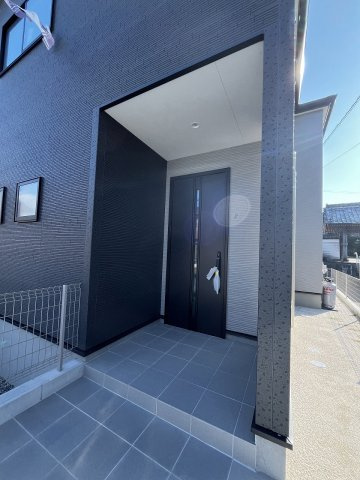 【玄関】 | 糸島市加布里5丁目第8　1号棟（全2棟）【仲介手数料無料・0円】 | 現地写真。