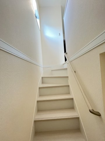 【内装】 | 糸島市加布里5丁目第8　1号棟（全2棟）【仲介手数料無料・0円】 | 現地写真。2階へ上がる階段です。手摺もついて安全ですね。