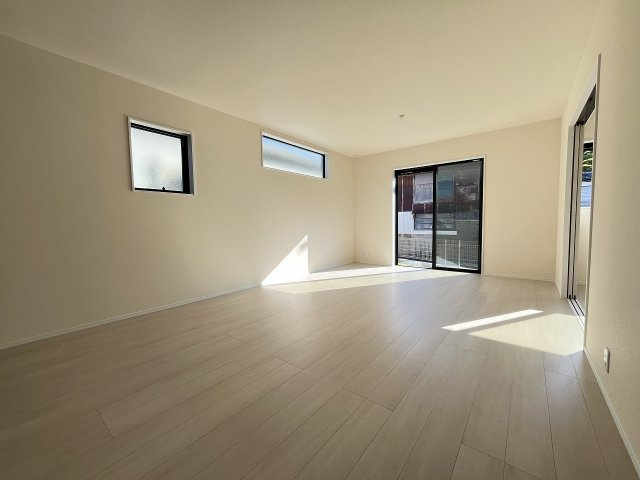 【居間・リビング】 | 糸島市加布里5丁目第8　1号棟（全2棟）【仲介手数料無料・0円】 | 現地写真。