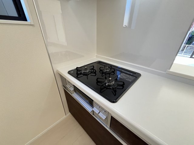 【キッチン】 | 糸島市加布里5丁目第8　1号棟（全2棟）【仲介手数料無料・0円】 | 現地写真。