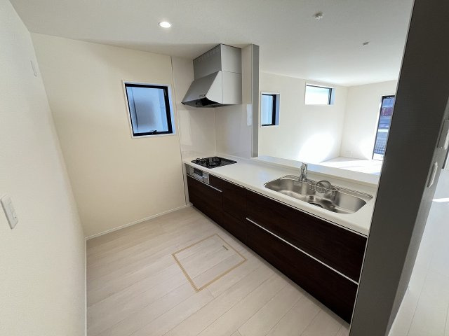 【キッチン】 | 糸島市加布里5丁目第8　1号棟（全2棟）【仲介手数料無料・0円】 | 現地写真。