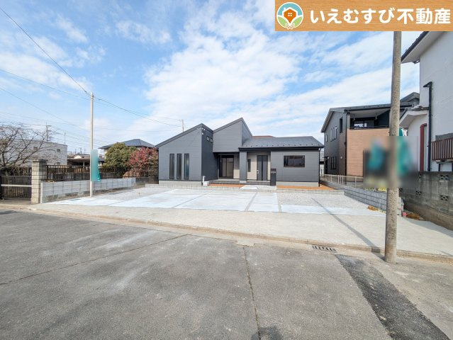 Livele Garden.S　行田矢場第4の駐車場|並列5台駐車可能なゆとりのカースペース
複数台車をお持ちでも、お友達が遊びに来てもゆとりの駐車スペース！