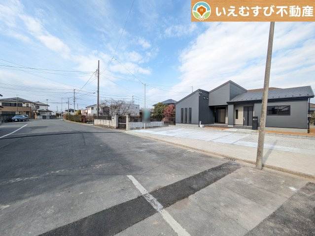 Livele Garden.S　行田矢場第4の前面道路含む現地写真|広々10ｍ前面道路
広い前面道路はお車の駐車が楽々！間口も広く開放的な立地♪