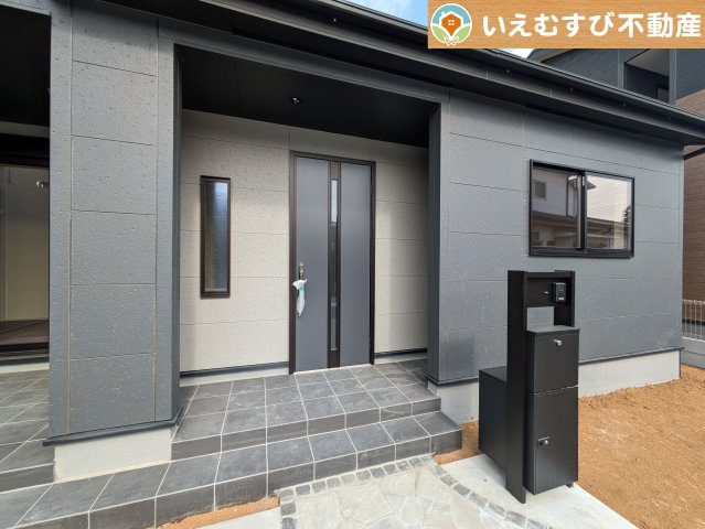 Livele Garden.S　行田矢場第4のエントランス|落ち着いた色づかいのエントランス
駐車場からアクセスの良いエントランス。雨の日や荷物が多くても安心の動線♪