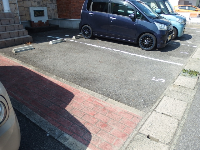 シャインストーンの駐車場