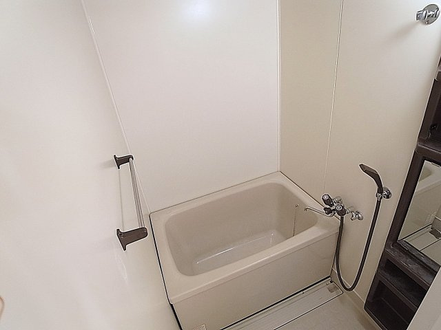 ワコーレ上沢の浴室|鏡付きのバスルーム