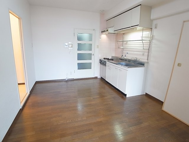 ワコーレ上沢の居間・リビング|ダイニングスペース、大きな冷蔵やテーブルも置けます