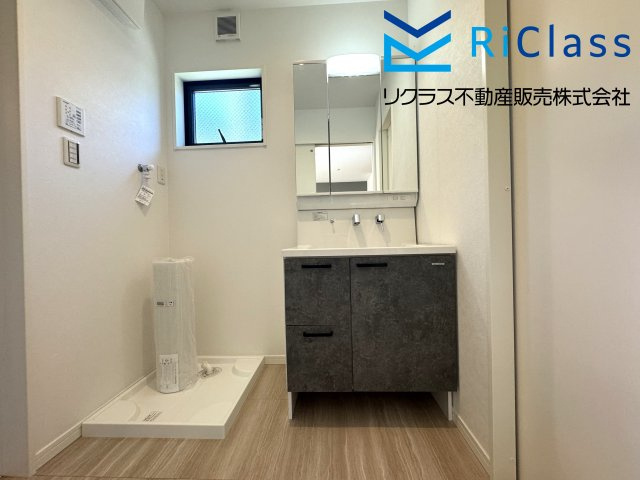 新築戸建　神戸市兵庫区氷室町2丁目12の独立洗面台|三面鏡付き洗面化粧台と室内洗濯機置場です