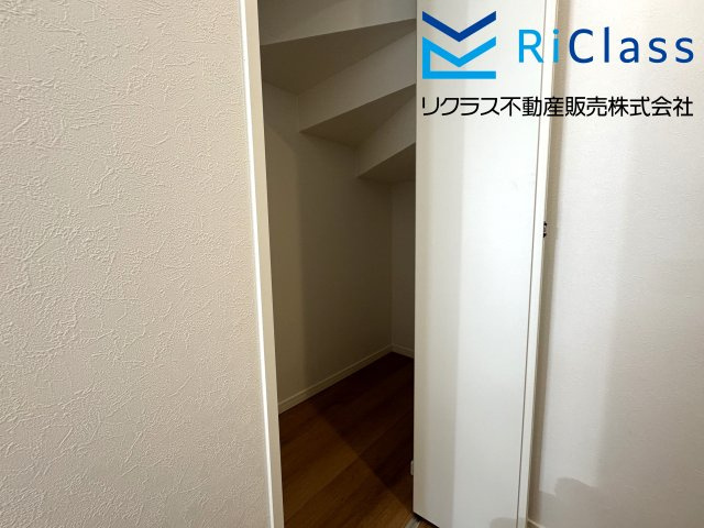 新築戸建　神戸市兵庫区氷室町2丁目12の収納|１階の階段下収納です