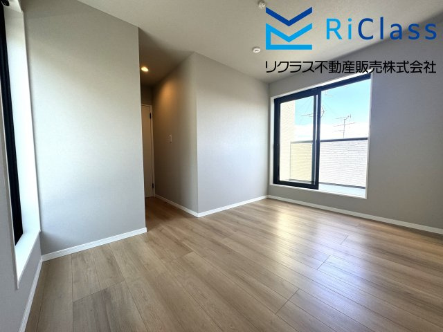 新築戸建　神戸市兵庫区氷室町2丁目12の寝室|両面バルコニーにある広くて明るい寝室