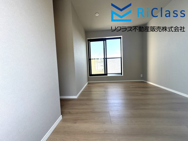 新築戸建　神戸市兵庫区氷室町2丁目12の寝室|落ち着いた色調の３階7帖の寝室です