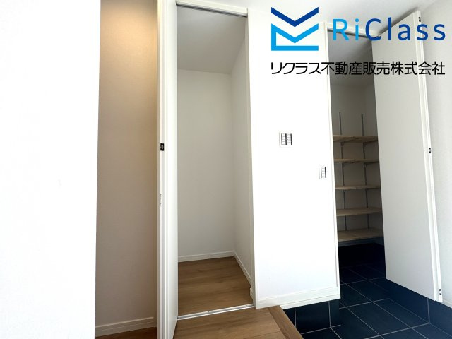 新築戸建　神戸市兵庫区氷室町2丁目12の玄関|収納もある玄関です