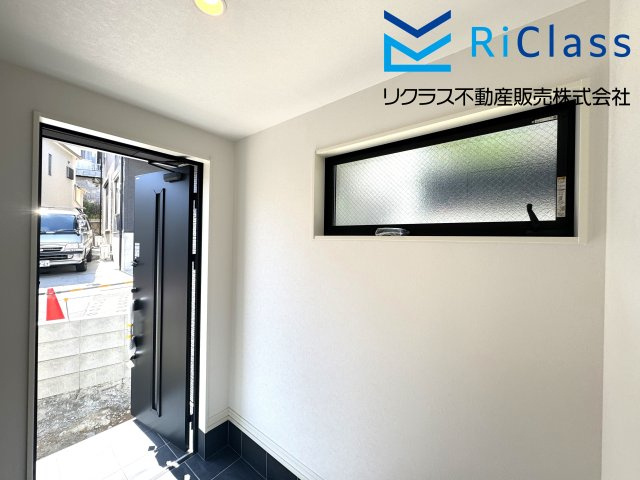 新築戸建　神戸市兵庫区氷室町2丁目12の玄関|明るい玄関です