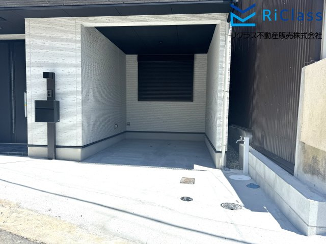 新築未入居戸建　神戸市兵庫区氷室町2丁目の駐車場|ハイルーフ車も駐車可能なインナーガレージがあります