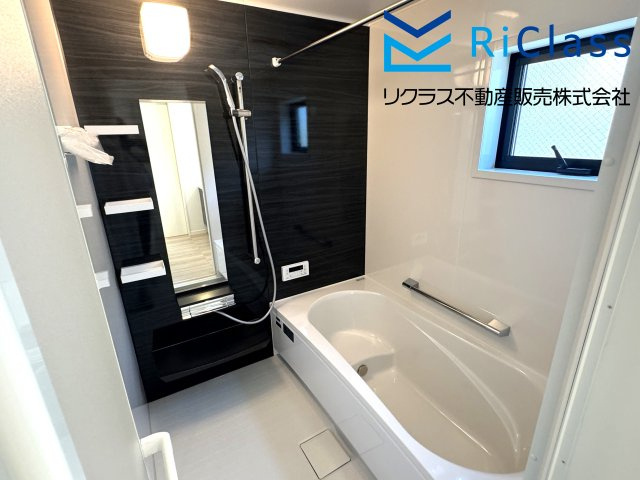 新築戸建　神戸市兵庫区氷室町2丁目12の浴室|浴室乾燥機付きのユニットバスです
窓もあります