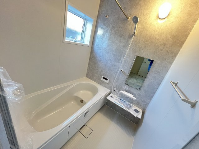 【浴室】 | 糸島市加布里5丁目第8　2号棟・平屋（全2棟）【仲介手数料無料・0円】 | 現地写真。浴室です。