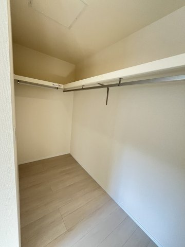 【収納】 | 糸島市加布里5丁目第8　2号棟・平屋（全2棟）【仲介手数料無料・0円】 | 現地写真。ウォークインクローゼットです。
