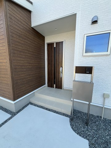 【玄関】 | 糸島市加布里5丁目第8　2号棟・平屋（全2棟）【仲介手数料無料・0円】 | 現地写真。